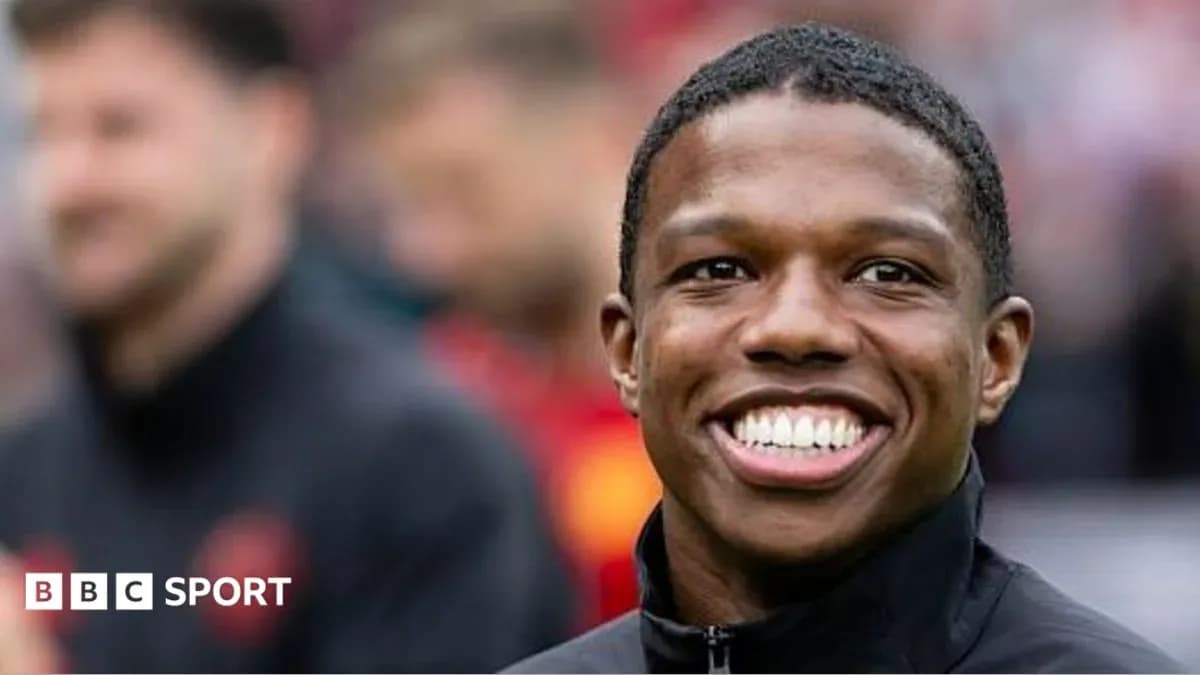 Jugador sonriendo durante el calentamiento previo al partido Jugador sonriendo durante el calentamiento previo al partido