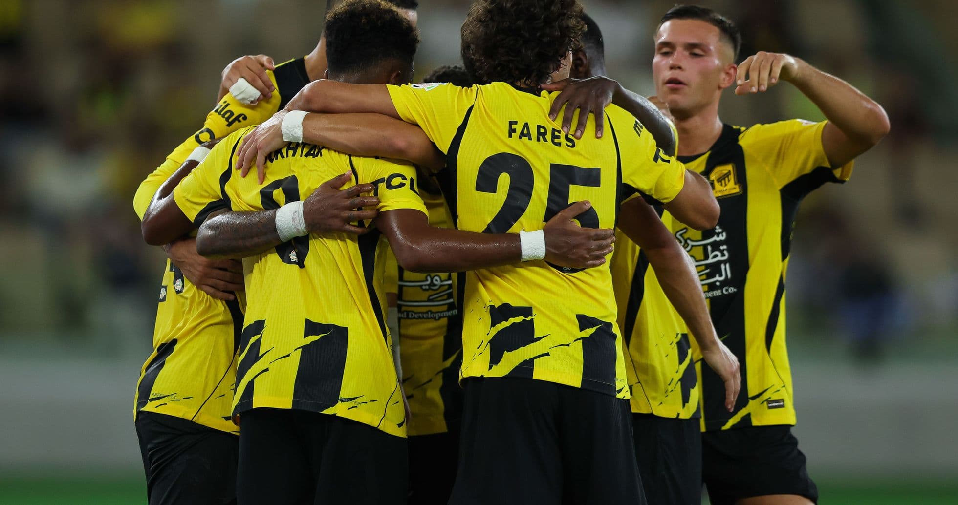 Jugadores de equipo celebrando un gol juntos Jugadores de equipo celebrando un gol juntos