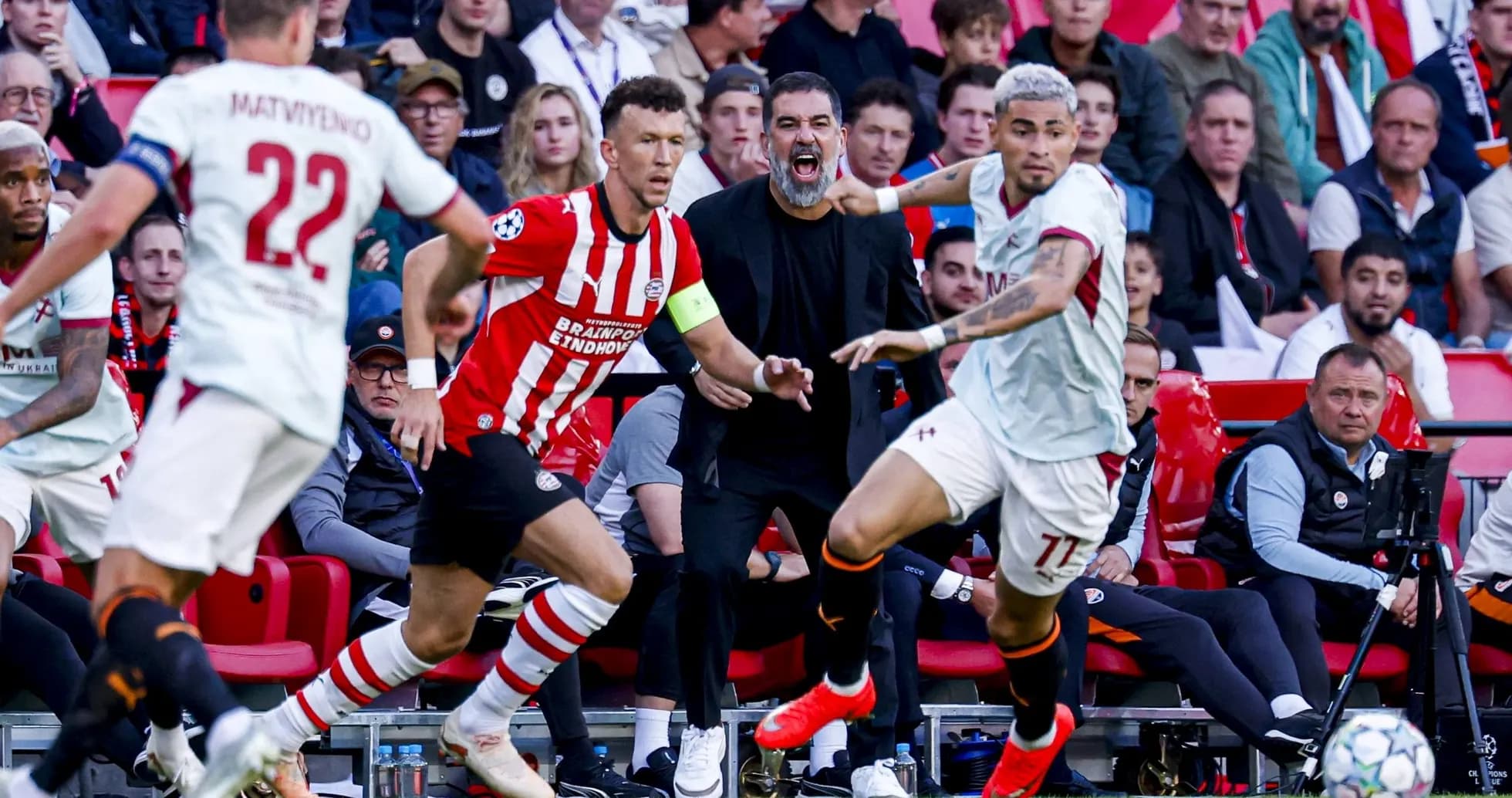 Jugadores compiten por el balón en partido Jugadores compiten por el balón en partido