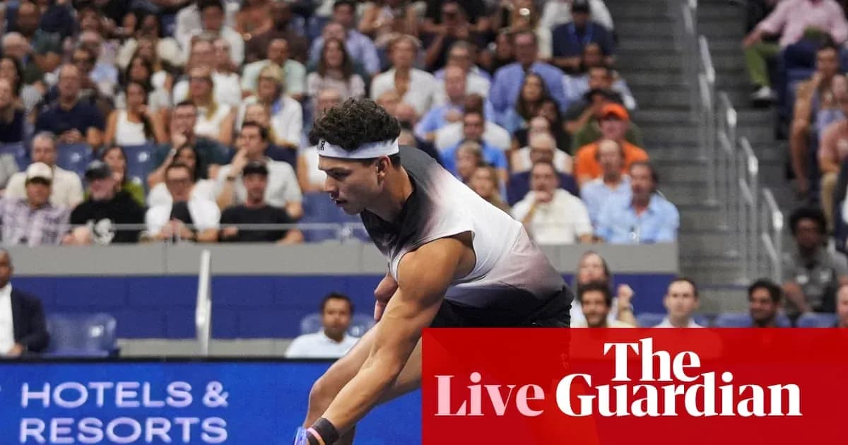 Jugador de tenis sirviendo en un torneo Jugador de tenis sirviendo en un torneo