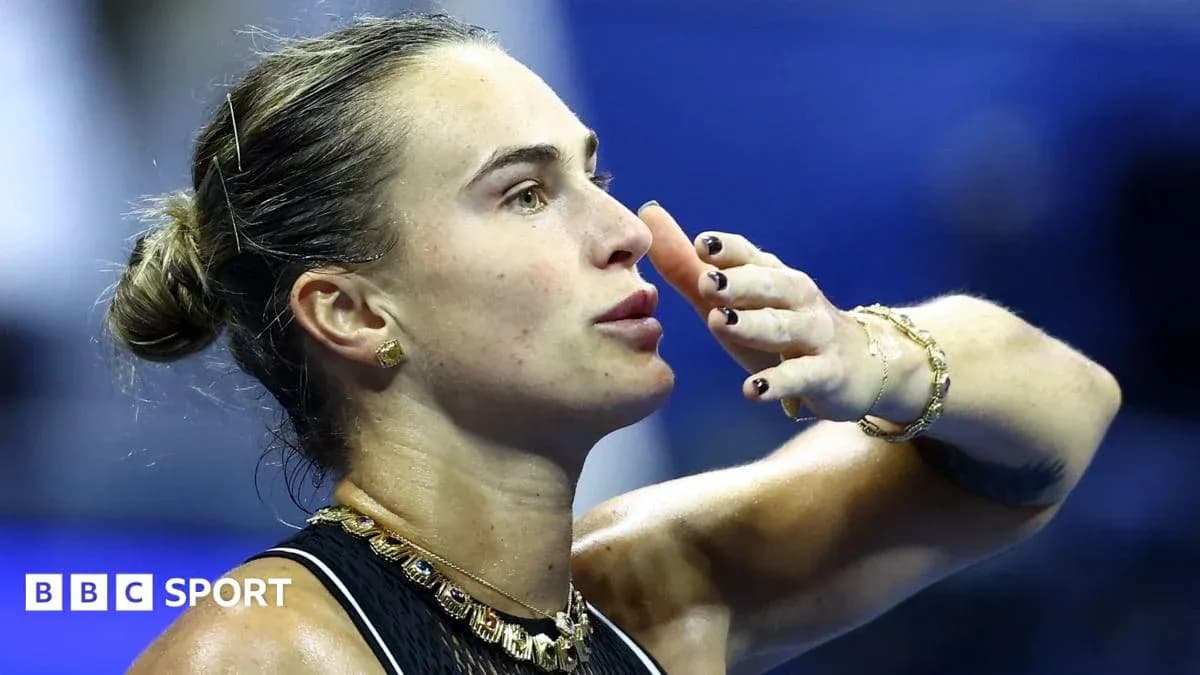 Jugadora de tenis saludando al público después del partido Jugadora de tenis saludando al público después del partido