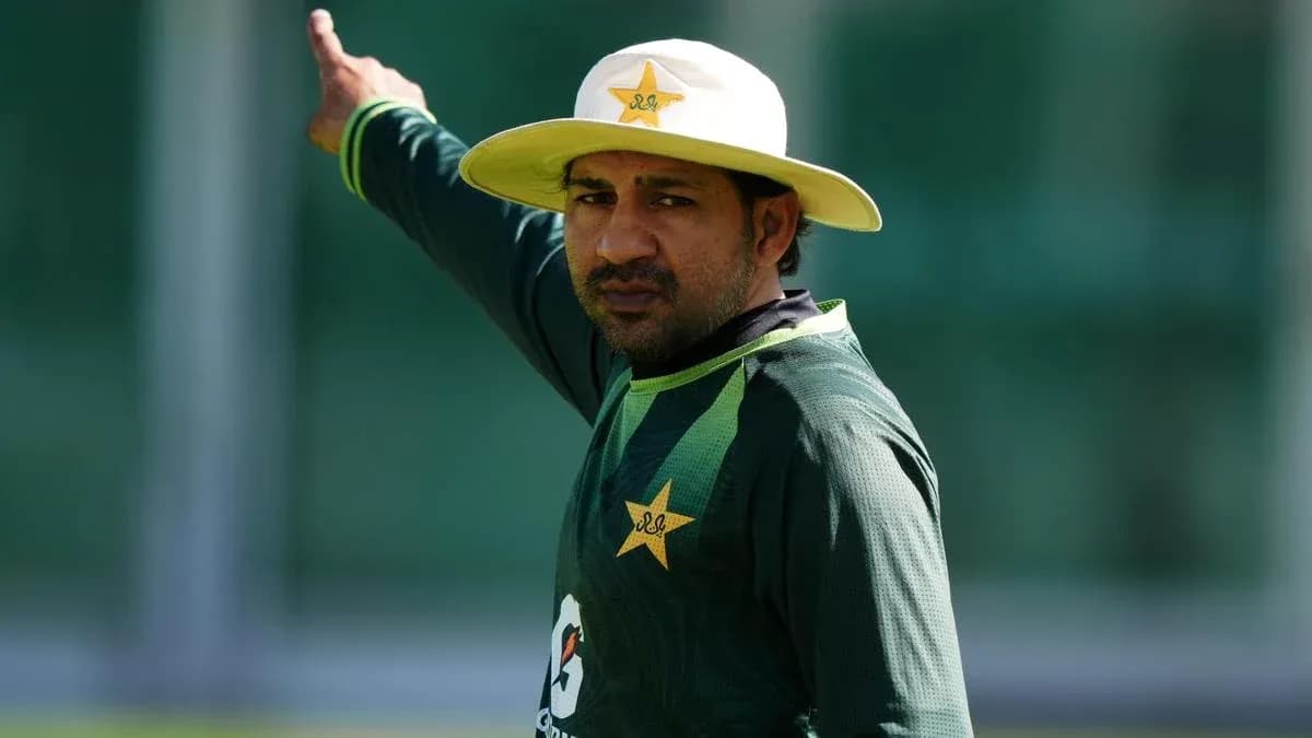 Entrenador señalando durante sesión de entrenamiento de cricket Entrenador señalando durante sesión de entrenamiento de cricket