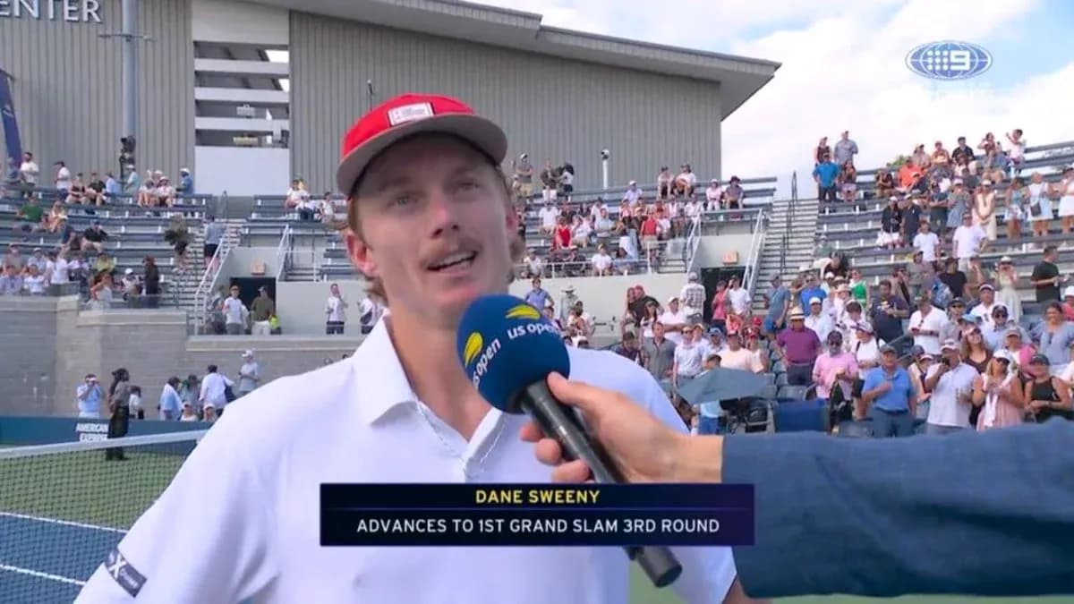 Dane Sweeny siendo entrevistado tras partido de tenis Dane Sweeny siendo entrevistado tras partido de tenis