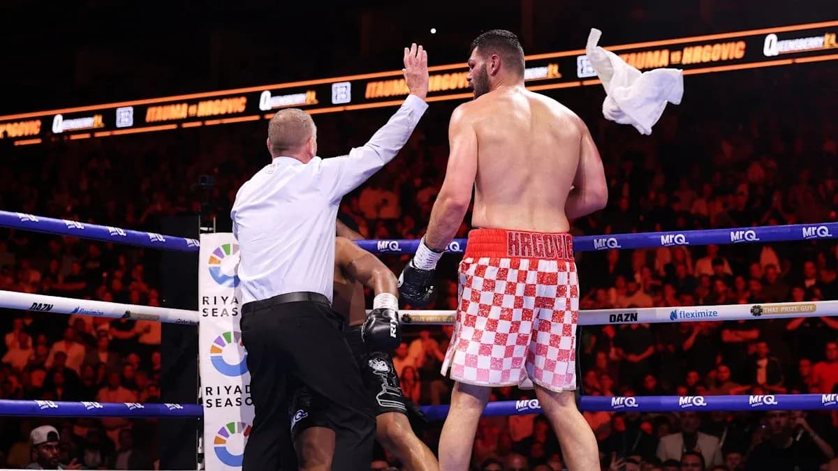 Árbitro deteniendo la pelea de boxeo Árbitro deteniendo la pelea de boxeo