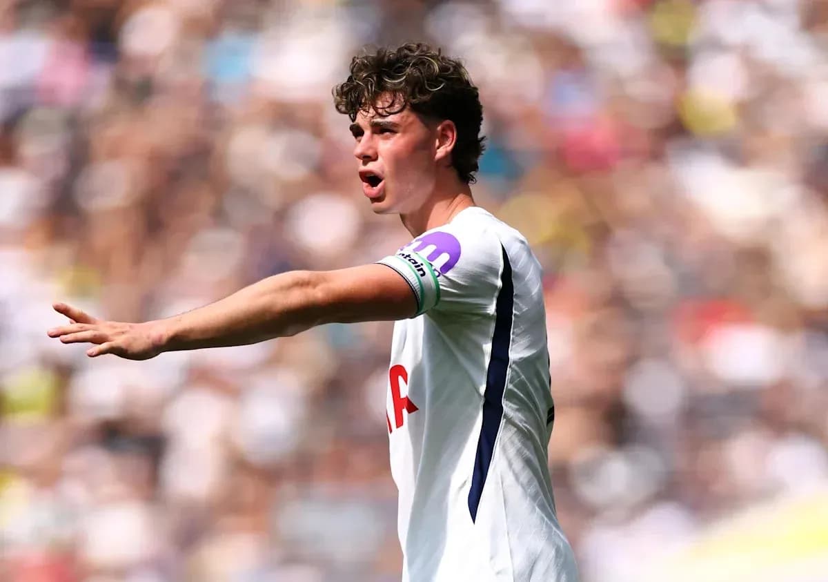 Jugador de Tottenham señalando durante el partido Jugador de Tottenham señalando durante el partido