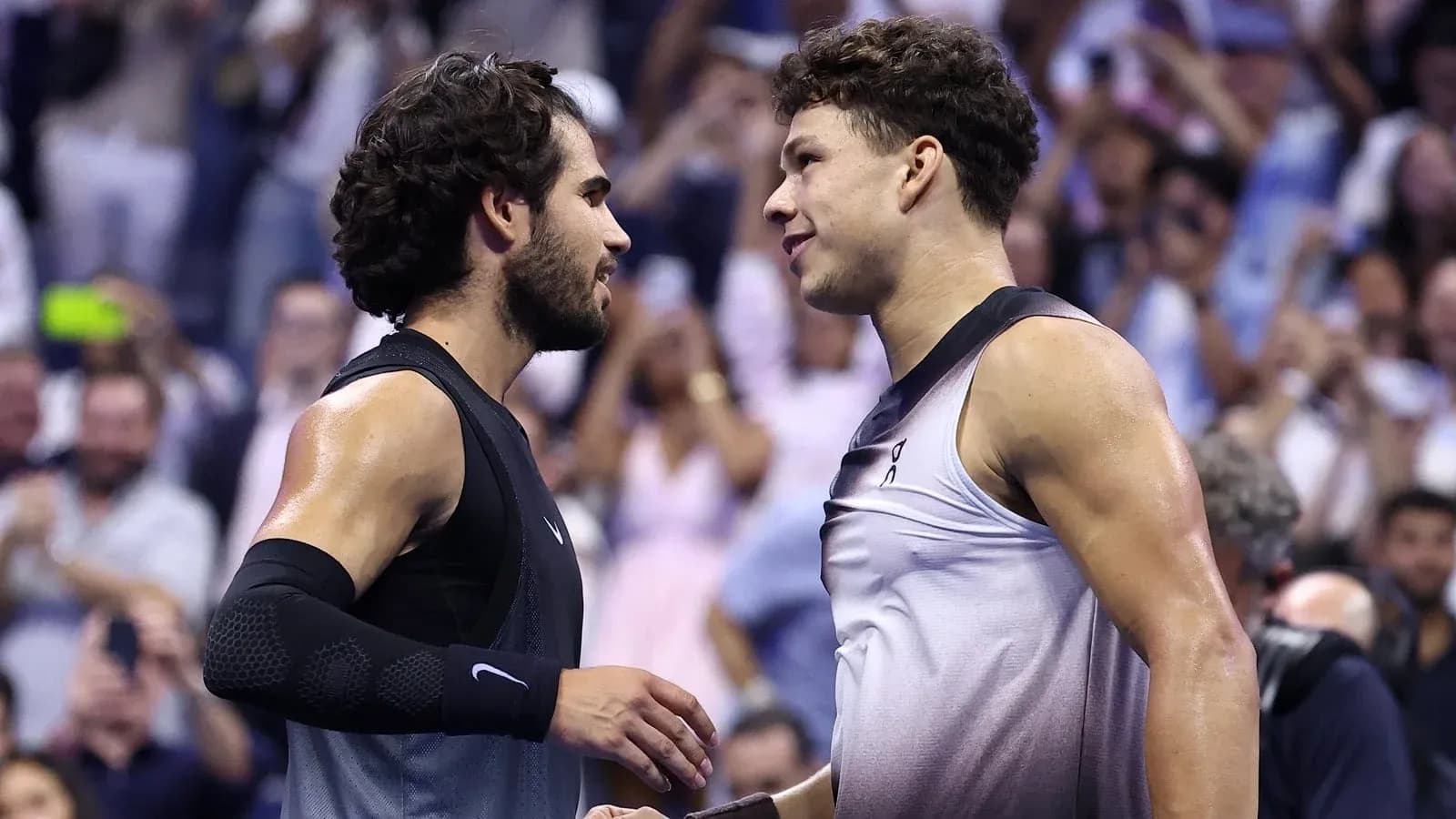 Jugadores saludándose tras partido de tenis Jugadores saludándose tras partido de tenis