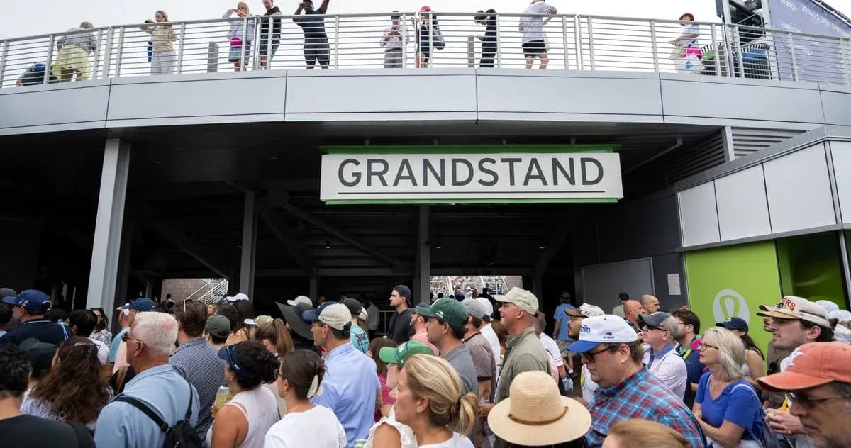 Multitud de personas frente a la entrada del GRANDSTAND Multitud de personas frente a la entrada del GRANDSTAND