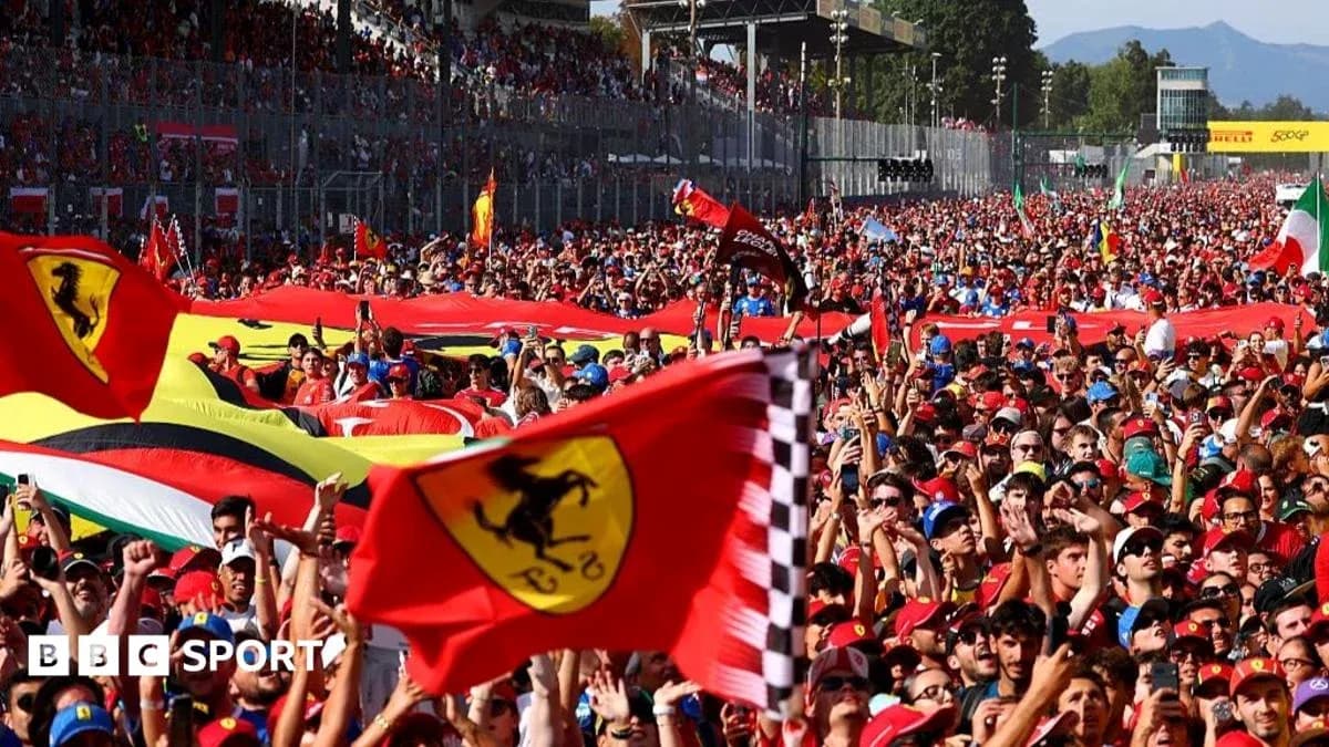Multitud de aficionados con banderas de Ferrari en carrera Multitud de aficionados con banderas de Ferrari en carrera
