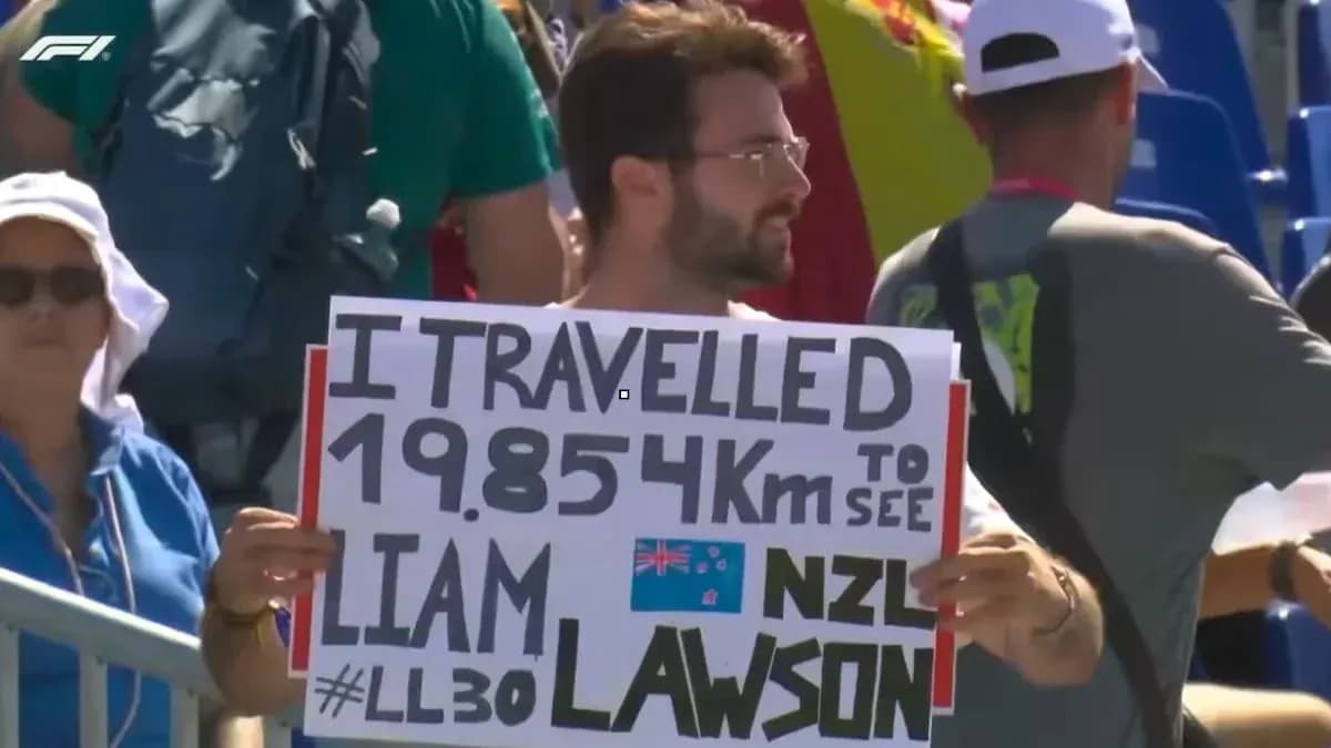Espectador sosteniendo cartel de apoyo a Liam Lawson Espectador sosteniendo cartel de apoyo a Liam Lawson