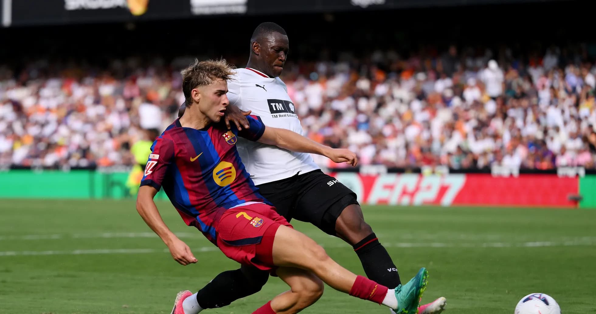Jugador de Barcelona y rival disputando el balón Jugador de Barcelona y rival disputando el balón