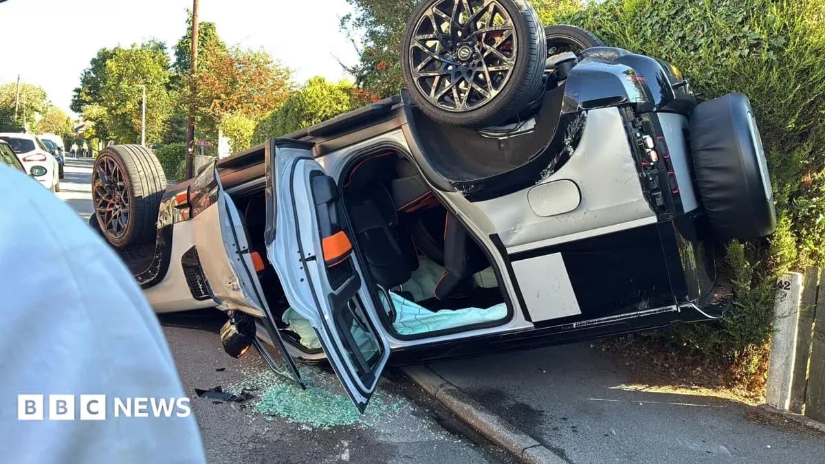 Coche volcado en la carretera con cristales rotos Coche volcado en la carretera con cristales rotos