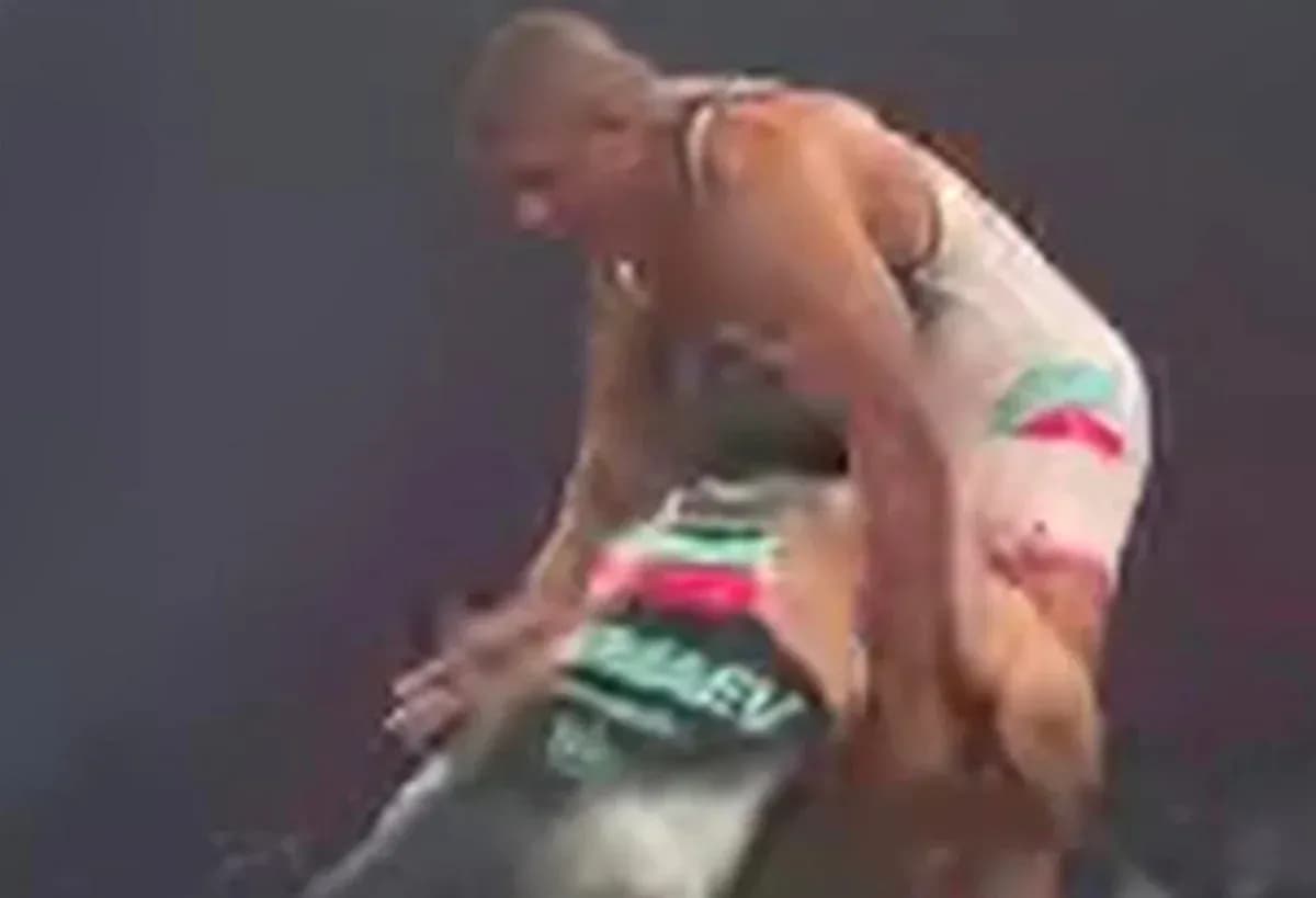 Luchadores en acción durante una competencia de lucha Luchadores en acción durante una competencia de lucha