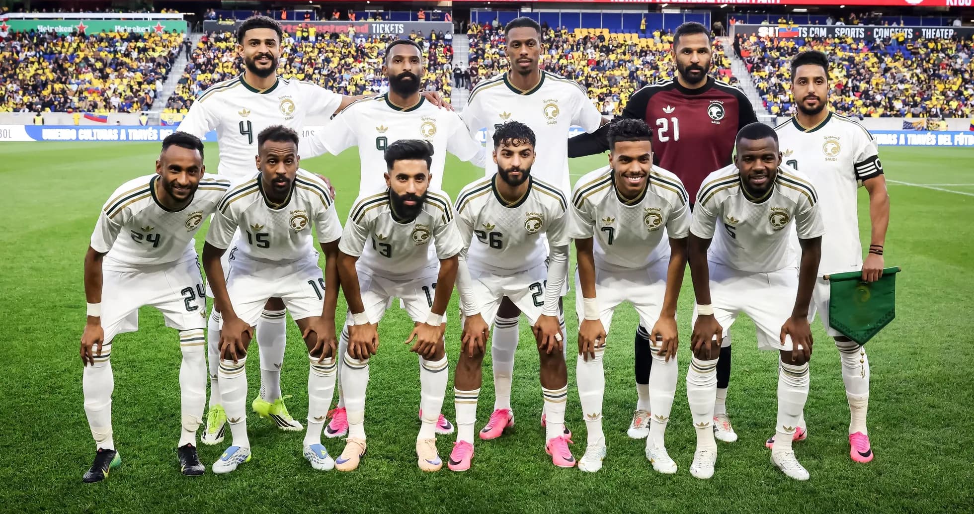 Equipo de fútbol posando en el campo antes del partido Equipo de fútbol posando en el campo antes del partido