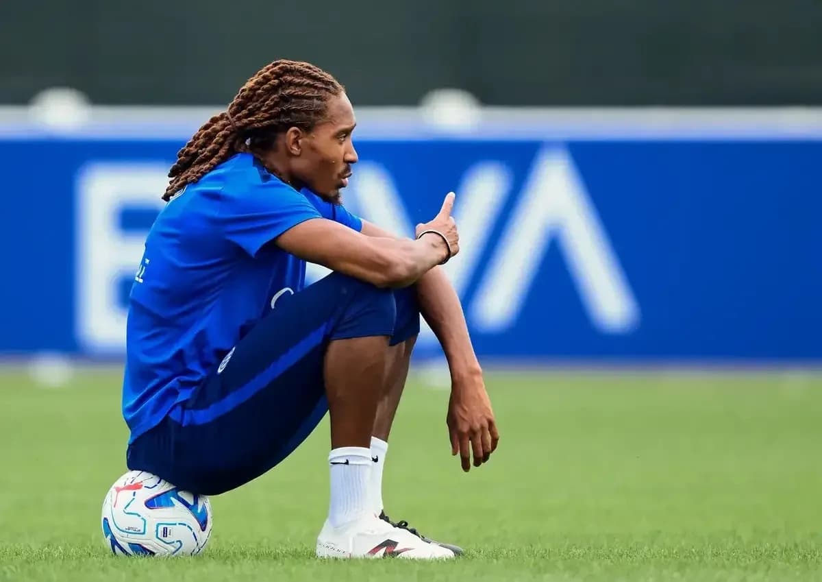 Jugador sentado en el campo durante entrenamiento Jugador sentado en el campo durante entrenamiento