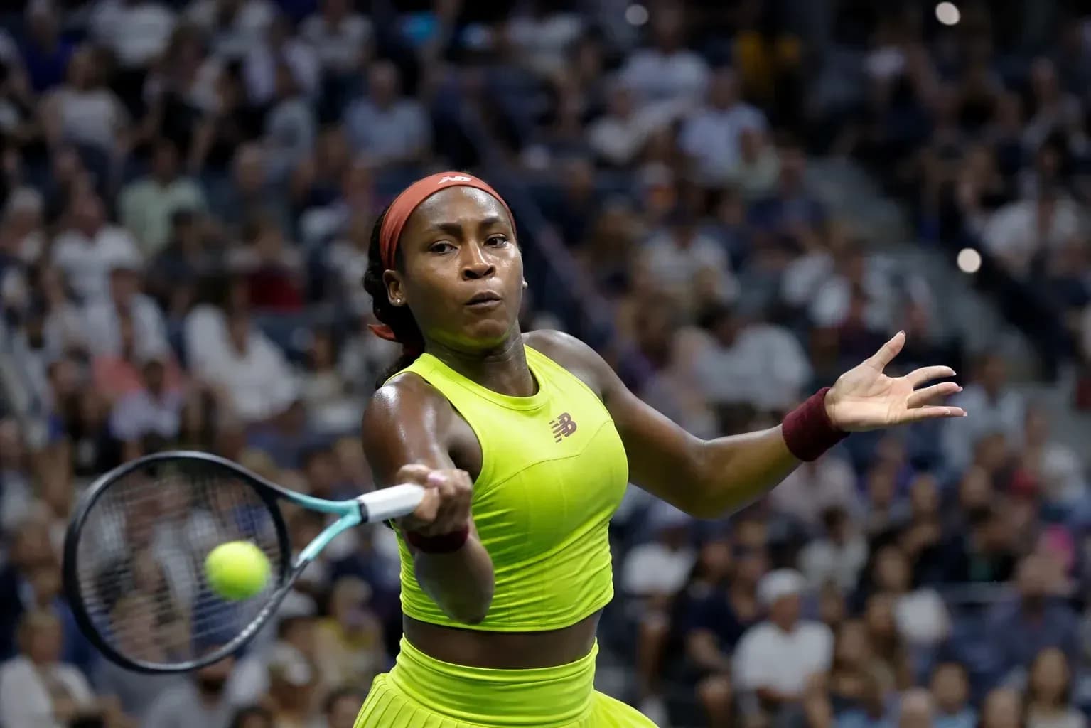 Coco Gauff golpeando la pelota durante un partido Coco Gauff golpeando la pelota durante un partido