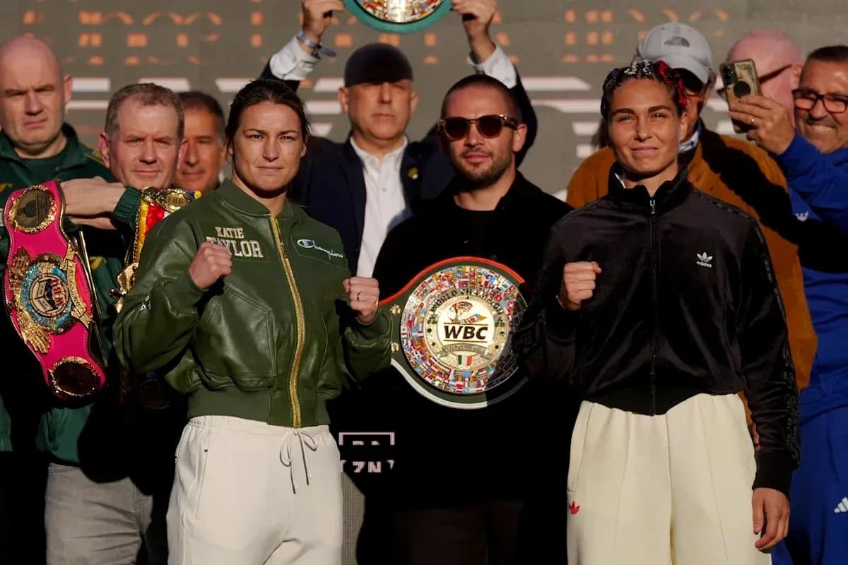 Katie Taylor y rival posando con cinturones de boxeo Katie Taylor y rival posando con cinturones de boxeo