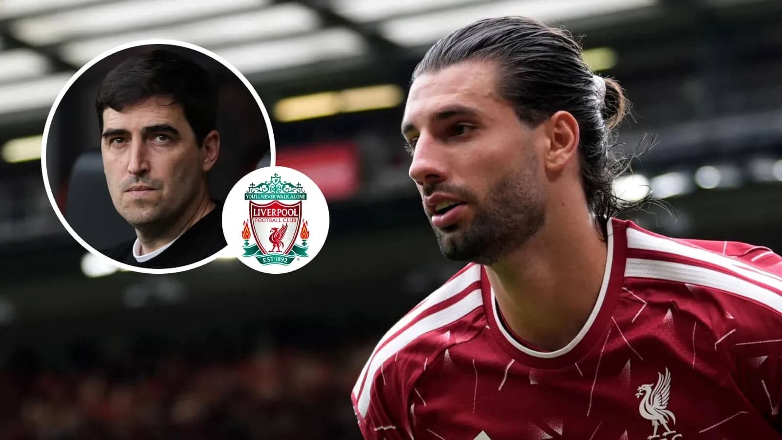 Jugador de Liverpool en acción con entrenador y escudo Jugador de Liverpool en acción con entrenador y escudo