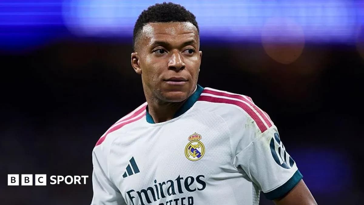 Jugador de Real Madrid en acción durante el partido Jugador de Real Madrid en acción durante el partido