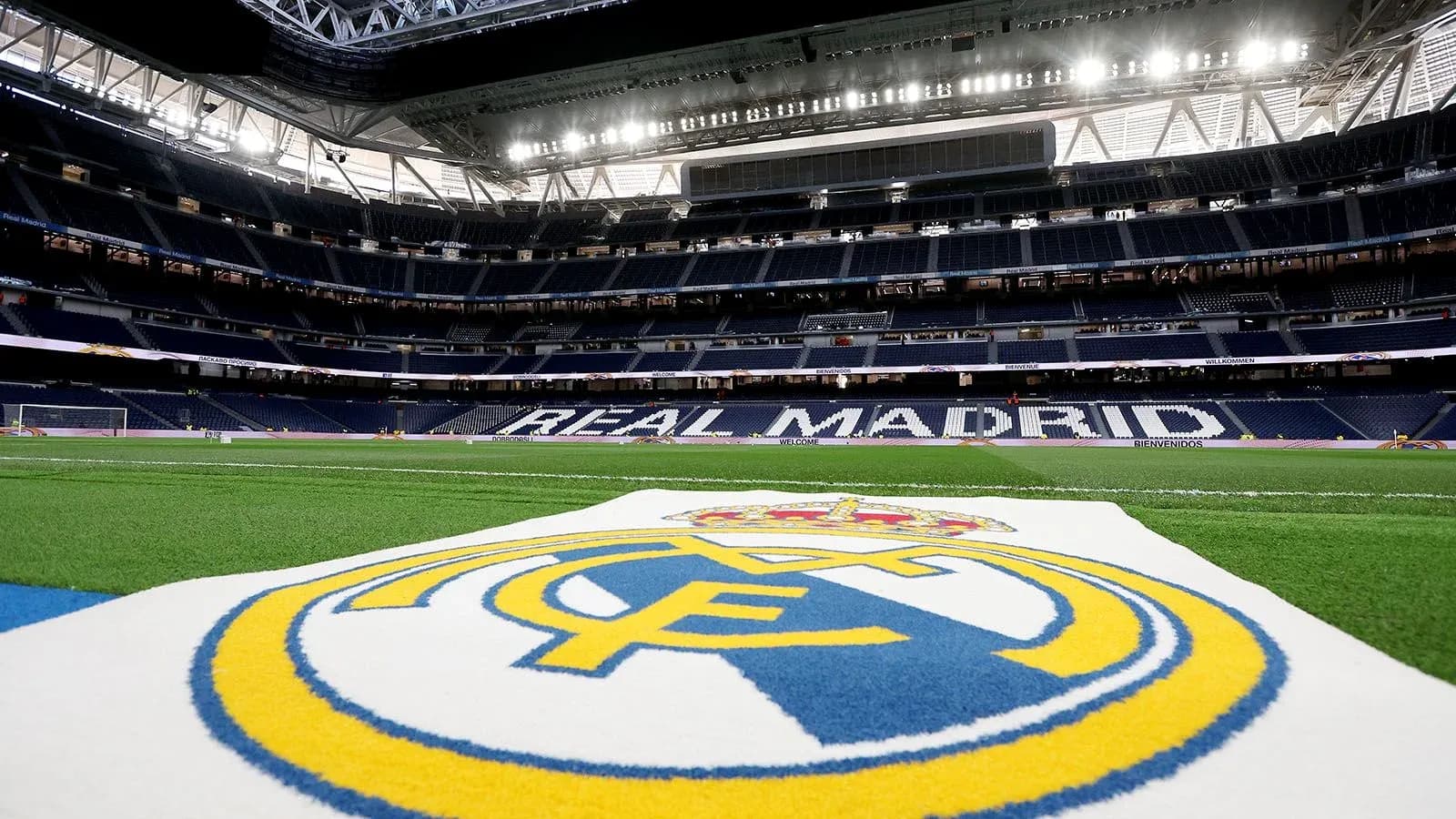 Logotipo del Real Madrid en el césped del estadio Logotipo del Real Madrid en el césped del estadio