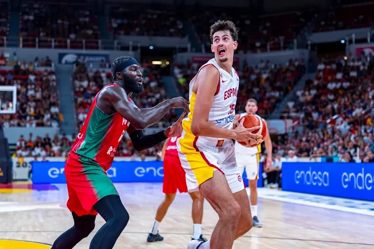 Jugador español driblando mientras es defendido Jugador español driblando mientras es defendido