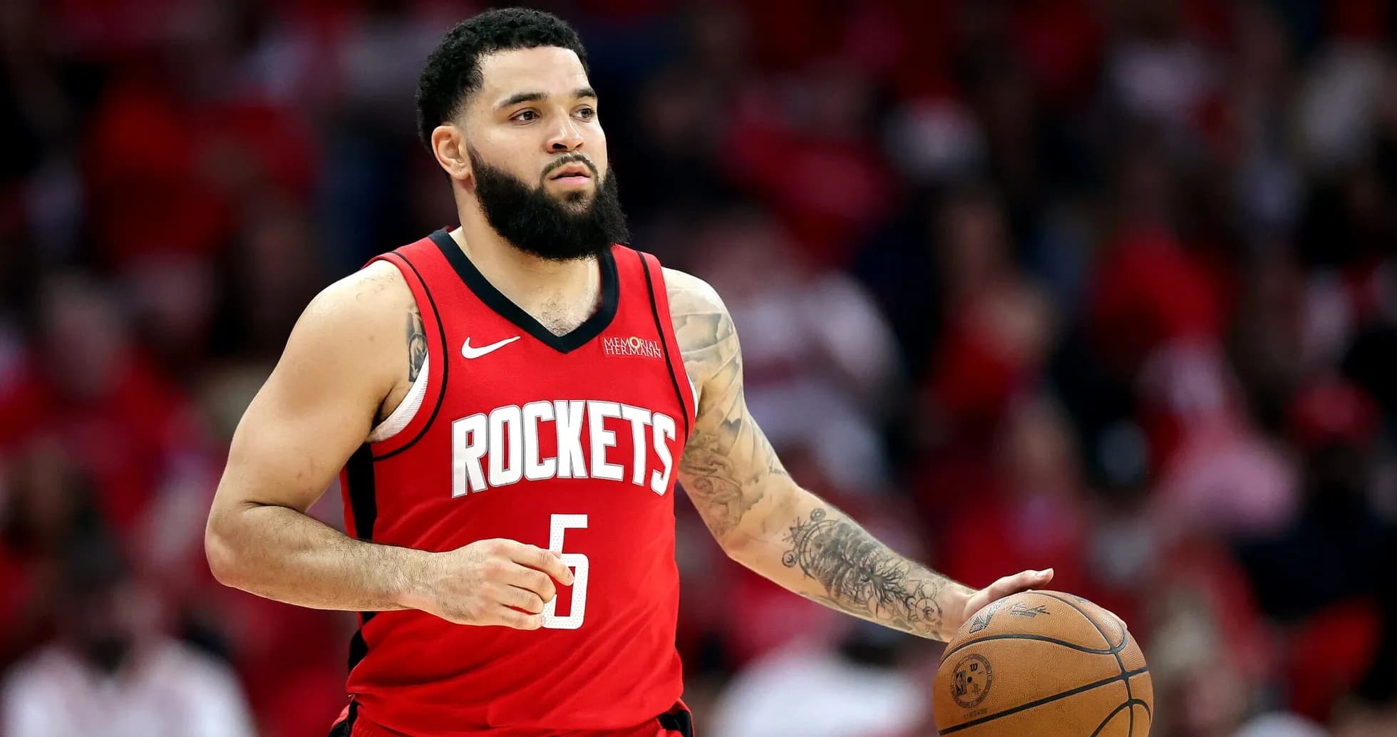Jugador de los Rockets sosteniendo un balón de baloncesto Jugador de los Rockets sosteniendo un balón de baloncesto