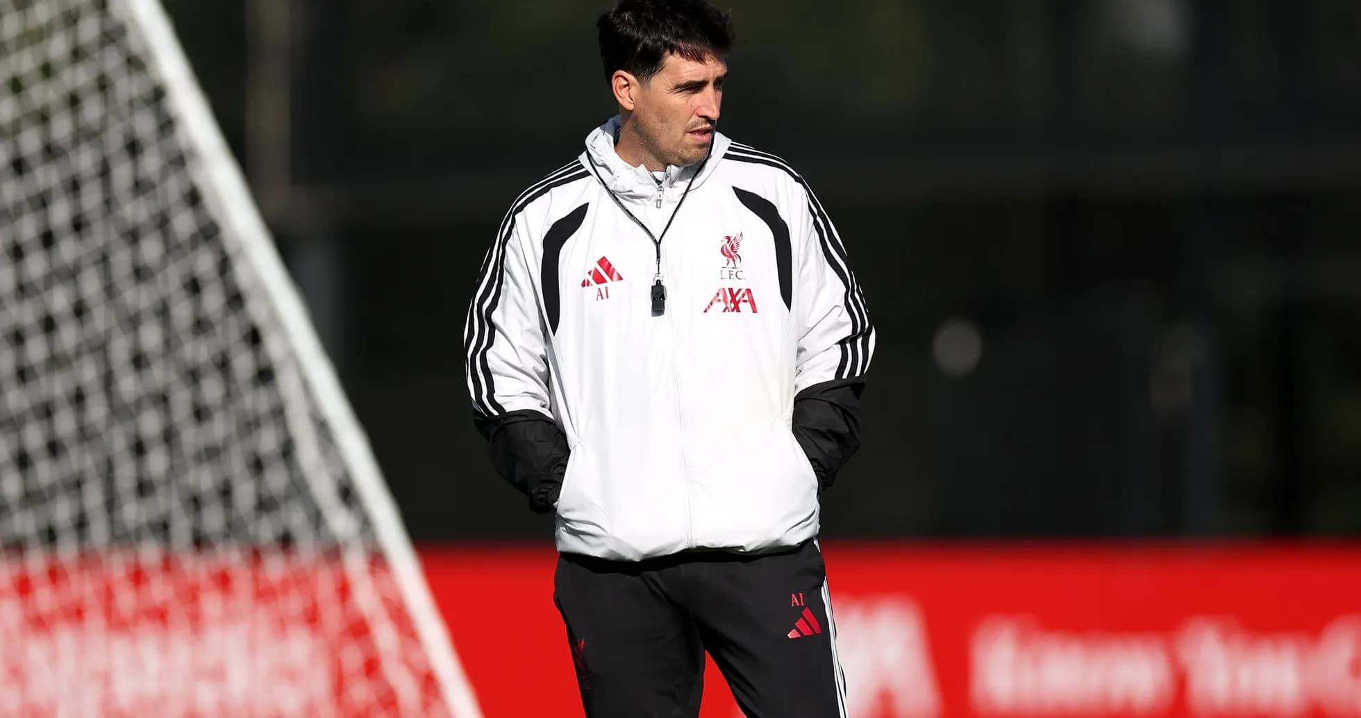Entrenador de Liverpool supervisando entrenamiento en campo Entrenador de Liverpool supervisando entrenamiento en campo