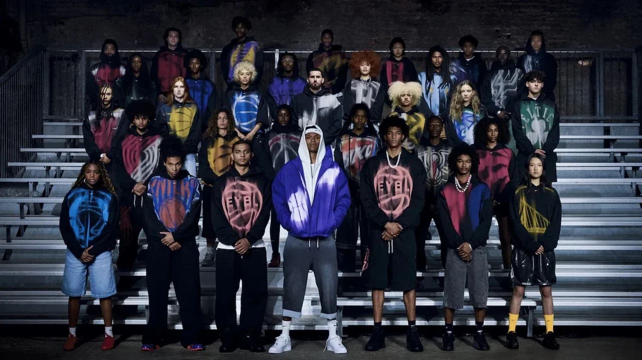 Grupo de personas en sudaderas de diseño colorido Grupo de personas en sudaderas de diseño colorido