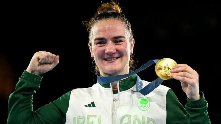 Atleta de Irlanda sosteniendo medalla de oro Atleta de Irlanda sosteniendo medalla de oro