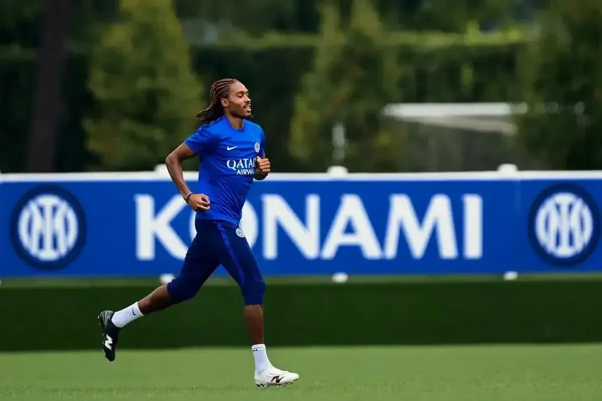 Jugador corriendo en el entrenamiento del equipo Jugador corriendo en el entrenamiento del equipo