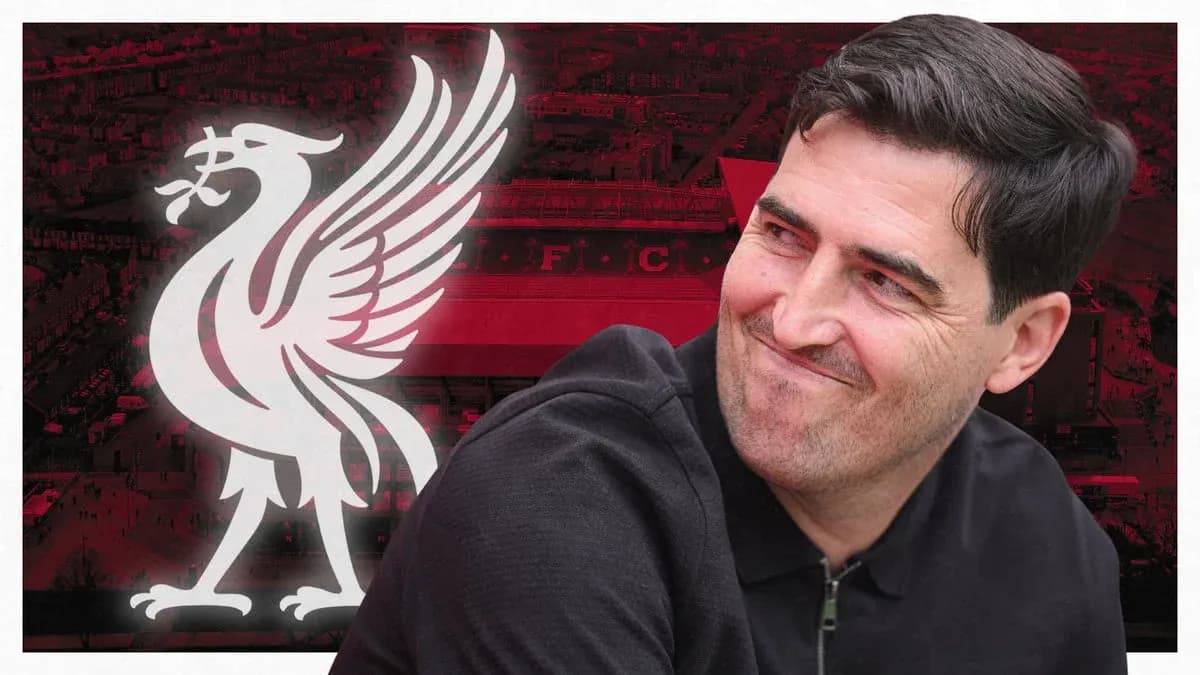 Entrenador sonriente frente al logo de Liverpool Entrenador sonriente frente al logo de Liverpool