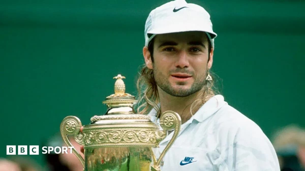 Jugador sosteniendo trofeo de Wimbledon en el podio Jugador sosteniendo trofeo de Wimbledon en el podio