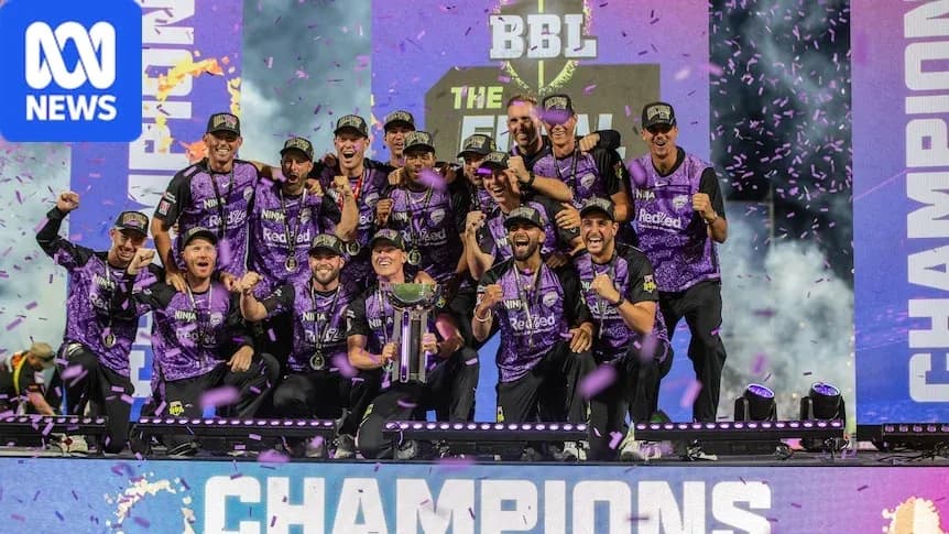 Equipo celebrando como campeones en el escenario Equipo celebrando como campeones en el escenario