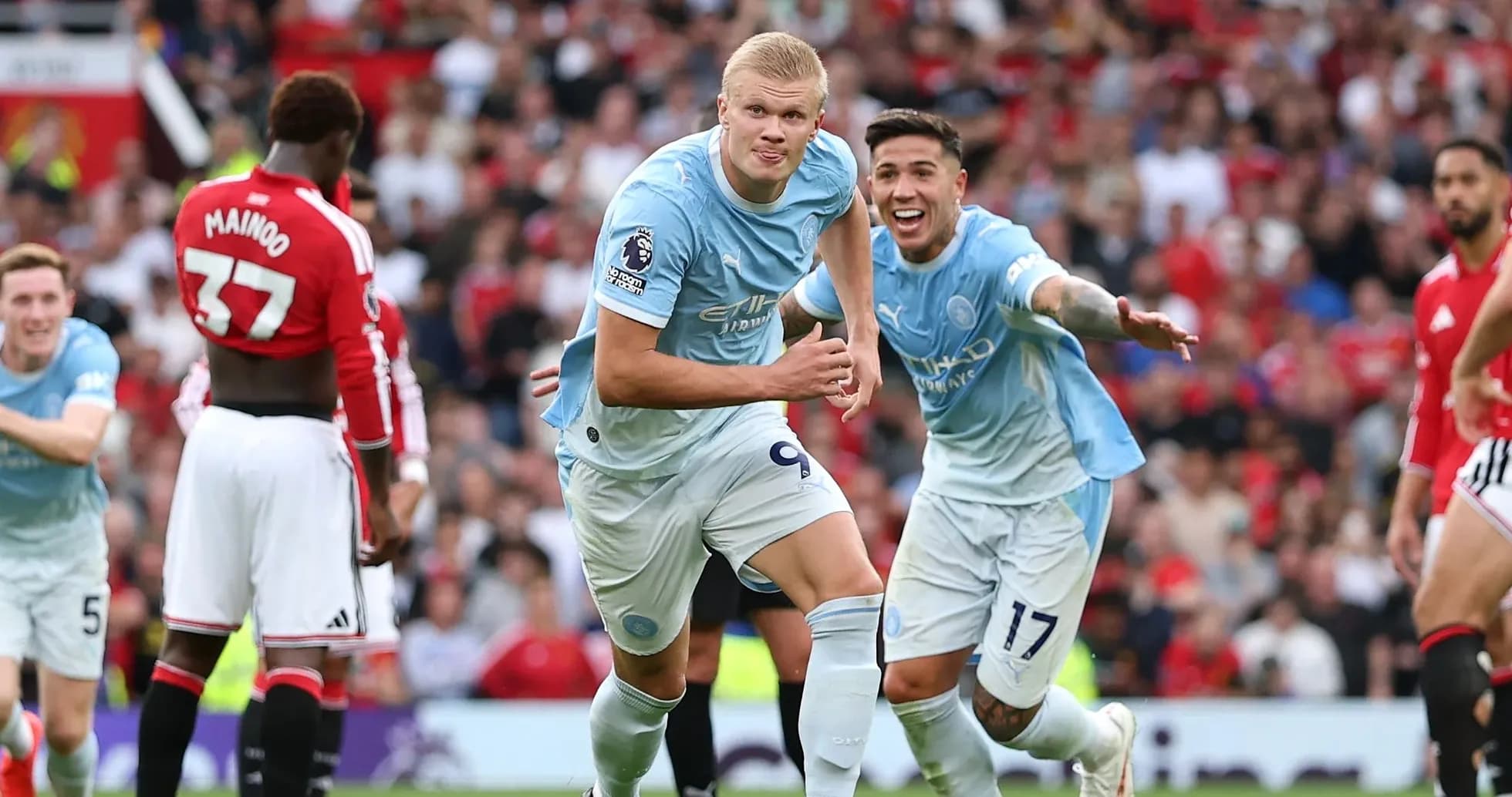 Jugadores de Manchester City celebrando un gol Jugadores de Manchester City celebrando un gol