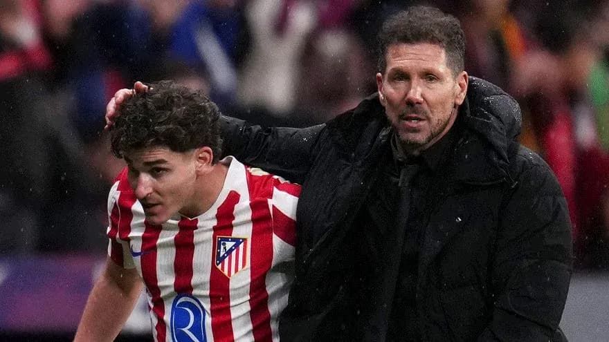 Jugador de Atlético siendo asistido por el entrenador Jugador de Atlético siendo asistido por el entrenador