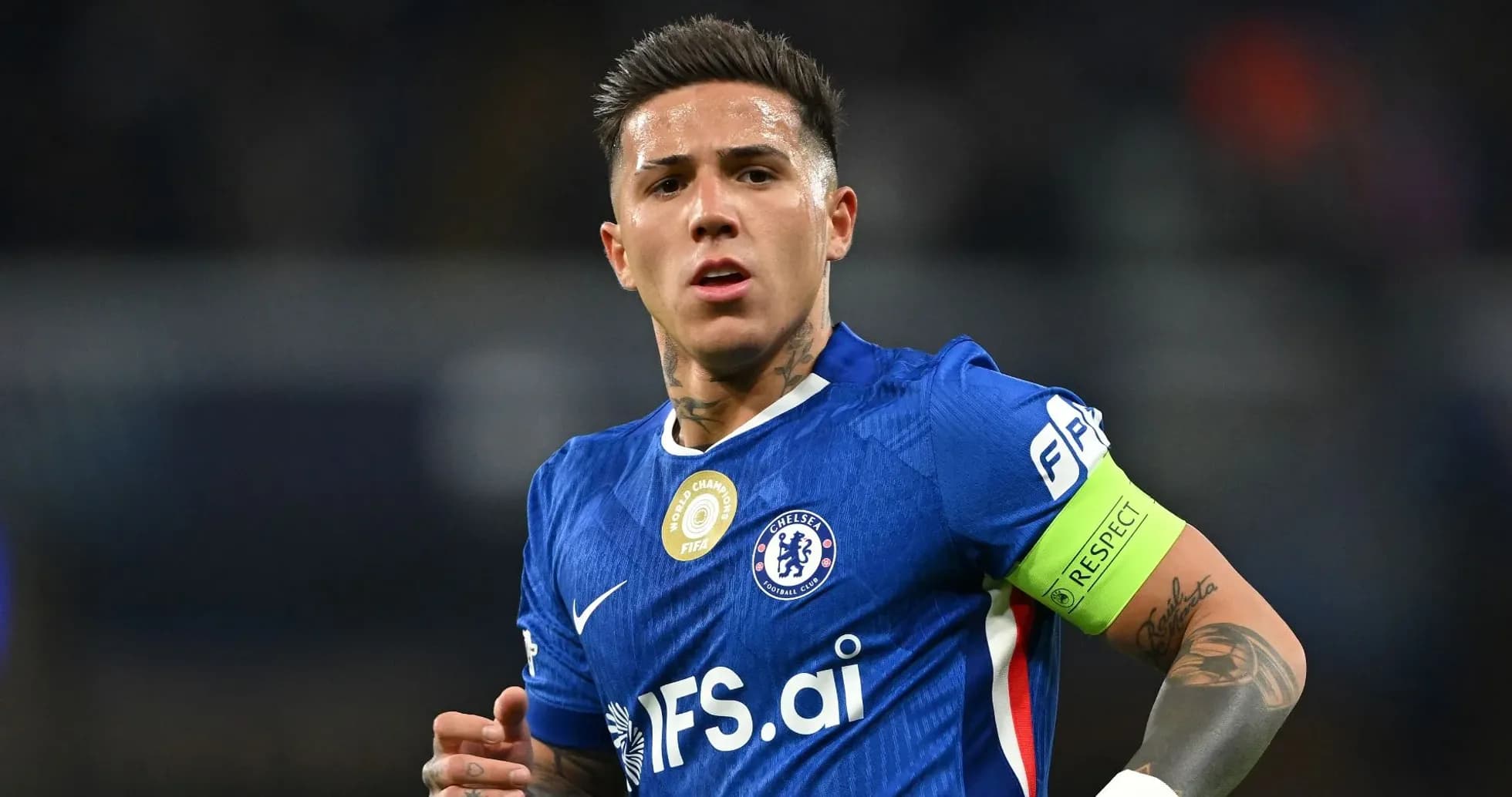 Jugador de Chelsea con camiseta azul y brazalete de capitán Jugador de Chelsea con camiseta azul y brazalete de capitán