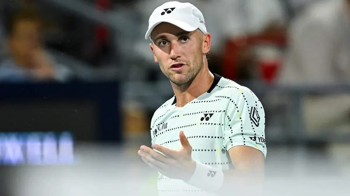 Jugador de tenis en acción durante un partido Jugador de tenis en acción durante un partido