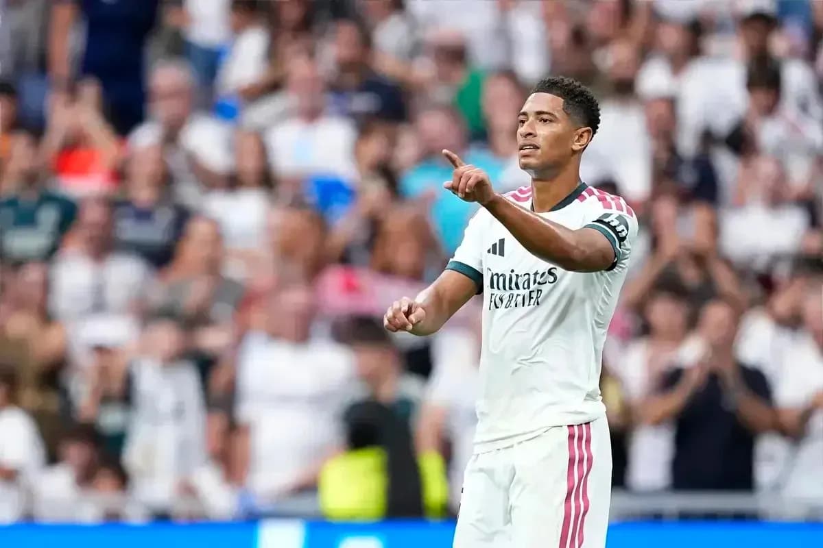 Jugador de Real Madrid señalando durante el partido Jugador de Real Madrid señalando durante el partido