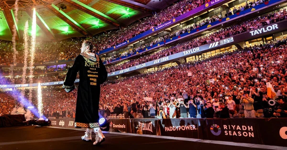 Katie Taylor entrando al ring ante una multitud animada Katie Taylor entrando al ring ante una multitud animada