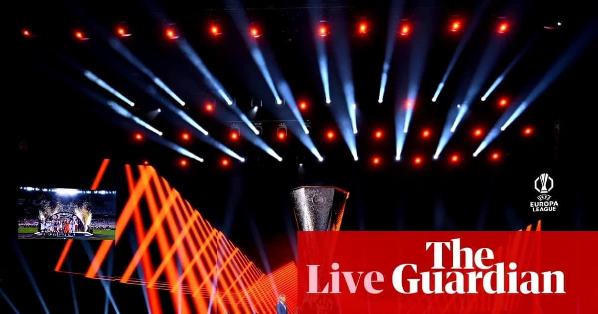 Trofeo de la UEFA Europa League en evento de premiación Trofeo de la UEFA Europa League en evento de premiación