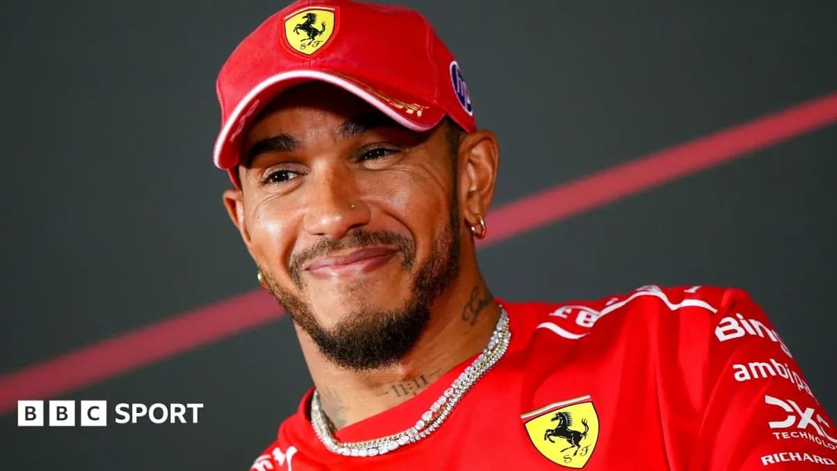 Piloto de Ferrari sonriendo durante una conferencia Piloto de Ferrari sonriendo durante una conferencia