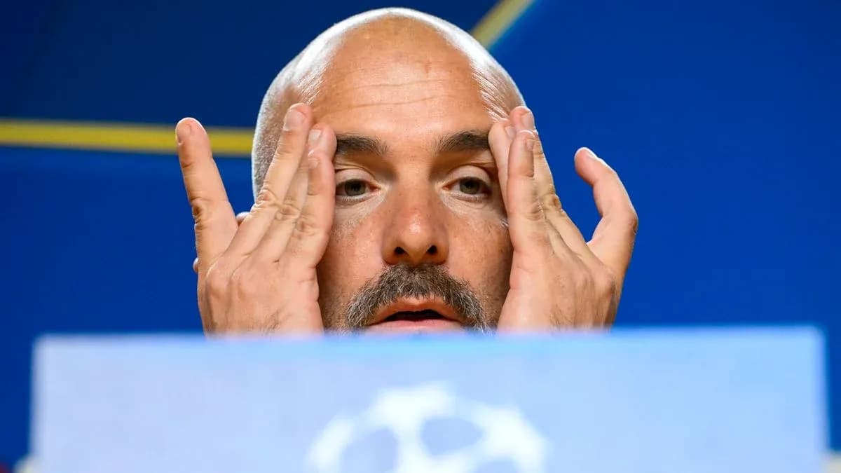 Entrenador en conferencia de prensa con las manos en la cara Entrenador en conferencia de prensa con las manos en la cara