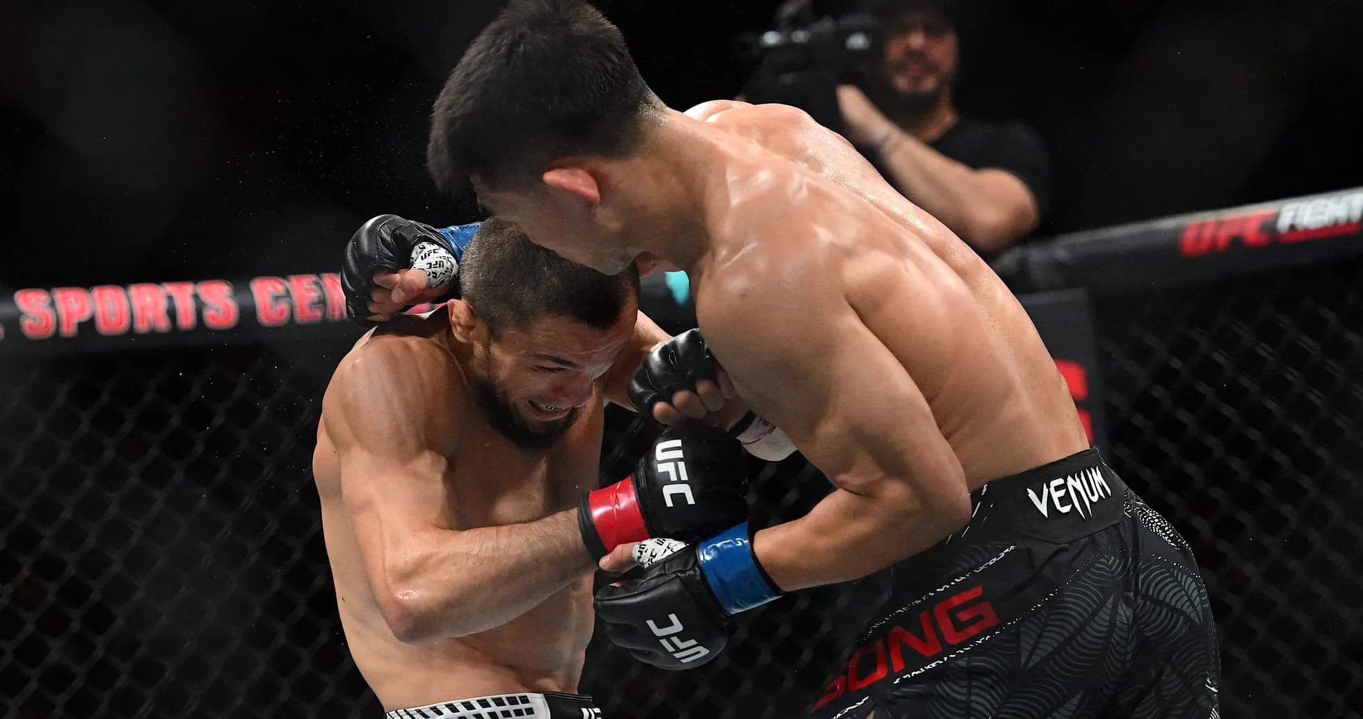 Luchadores en combate durante pelea de UFC Luchadores en combate durante pelea de UFC