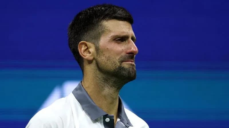 Jugador de tenis en el podio tras el partido Jugador de tenis en el podio tras el partido