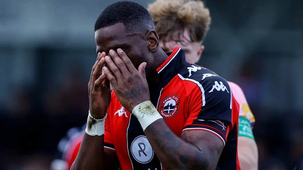 Jugador con camiseta de Truro City cubriéndose la cara Jugador con camiseta de Truro City cubriéndose la cara