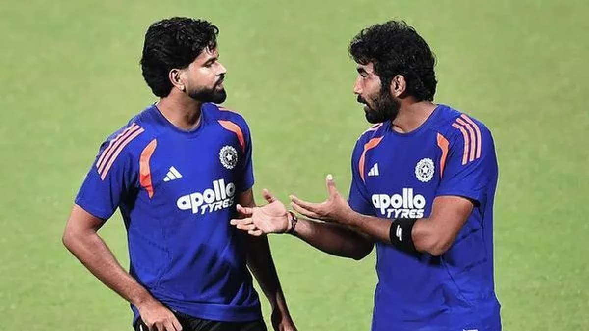 Jugadores conversando durante entrenamiento de cricket Jugadores conversando durante entrenamiento de cricket