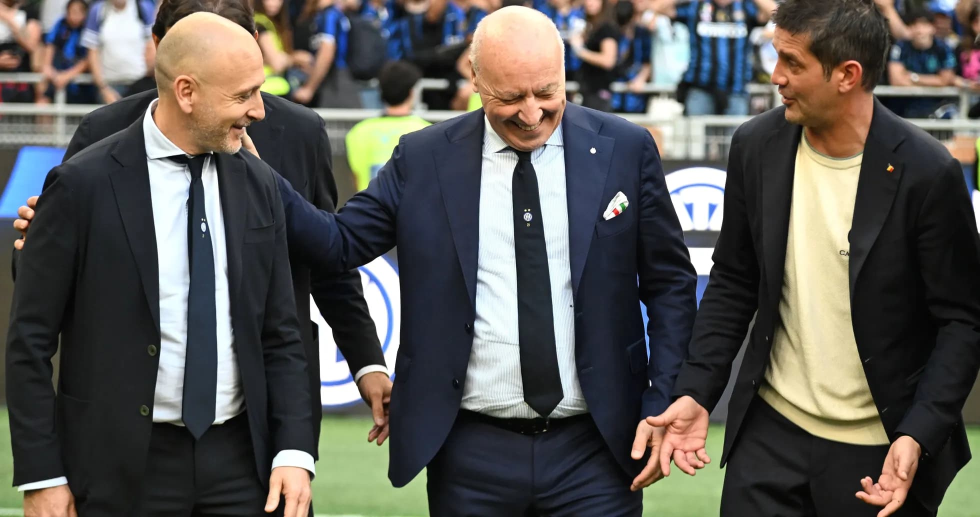 Tres entrenadores interactuando en el campo de juego Tres entrenadores interactuando en el campo de juego