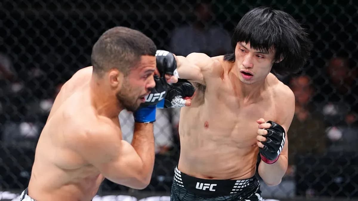 Luchador lanzando un golpe en pelea de UFC Luchador lanzando un golpe en pelea de UFC