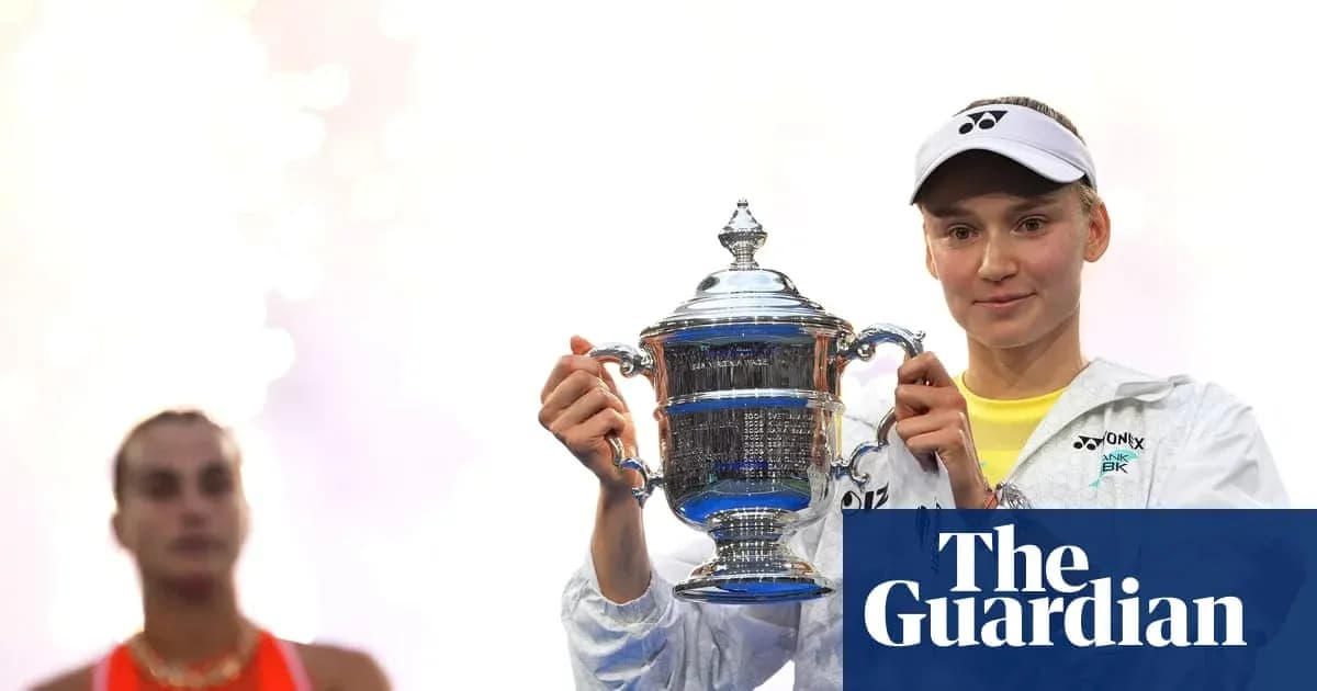 Jugadora sosteniendo el trofeo del US Open Jugadora sosteniendo el trofeo del US Open