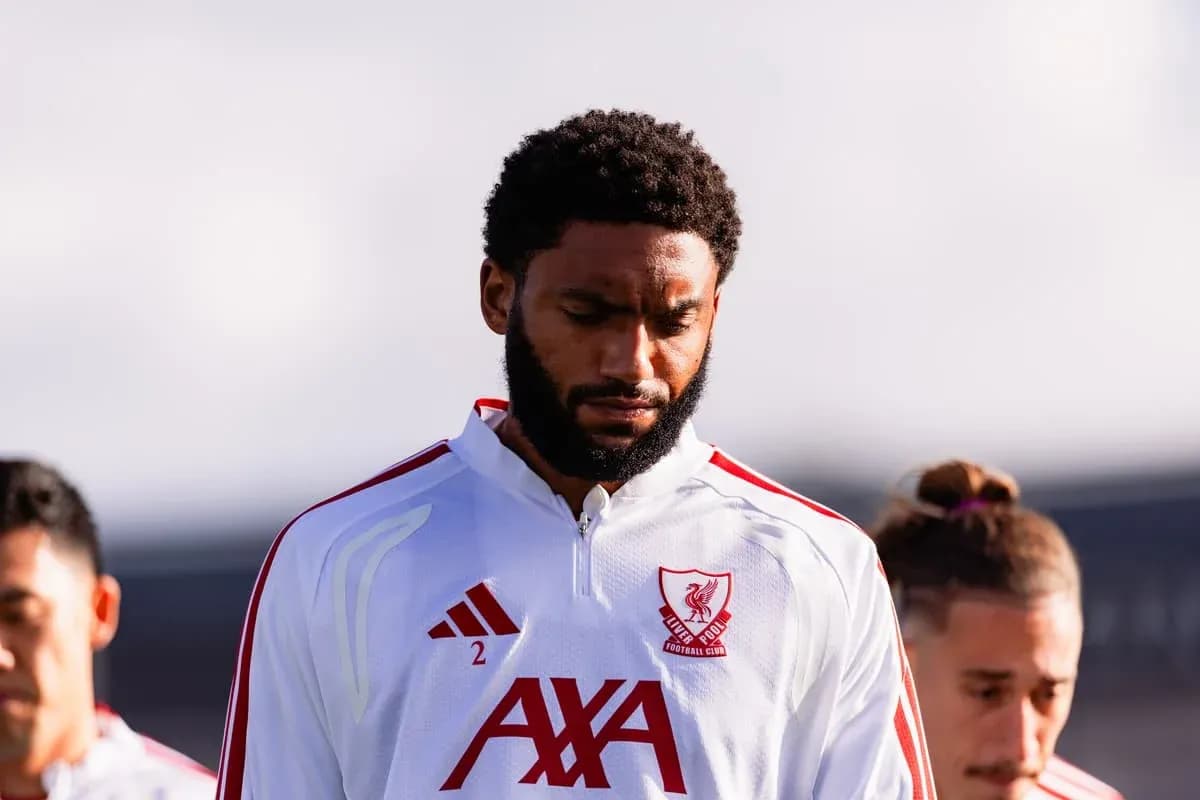 Jugador de Liverpool FC con uniforme blanco en el campo Jugador de Liverpool FC con uniforme blanco en el campo