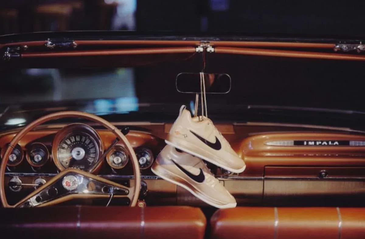 Zapatillas Nike colgando en coche clásico Zapatillas Nike colgando en coche clásico